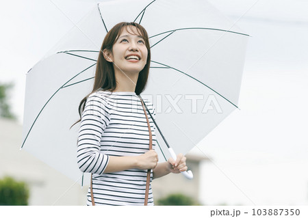 傘をさす女性 103887350