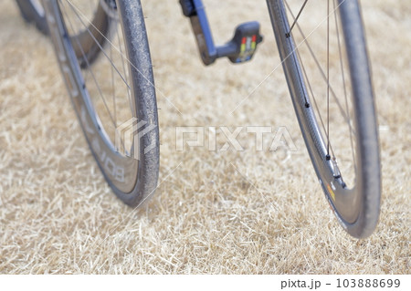 競技用自転車の前輪タイヤ 競技用自転車の前輪タイヤ 103888699
