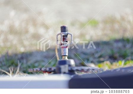 ロードバイク用のビンディングペダル 103888703