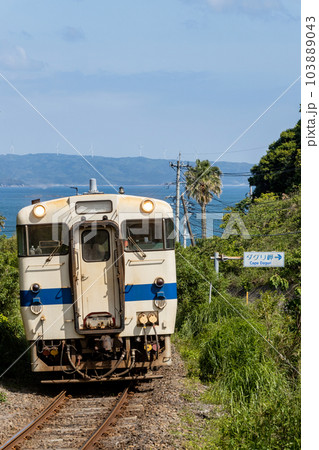 青い海と青い空のアグリ岬を走る日南線キハ40 青い海と青い空のアグリ岬を走る日南線キハ40 103889043