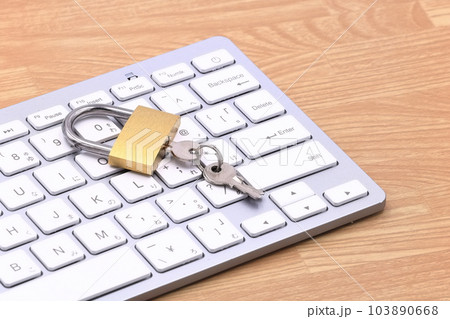 パソコンと鍵のイメージ パソコンと鍵のイメージ 103890668