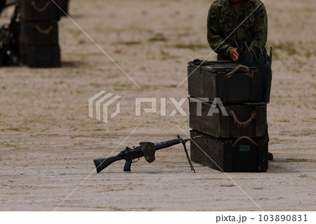 待ち構える自衛隊員 待ち構える自衛隊員 103890831