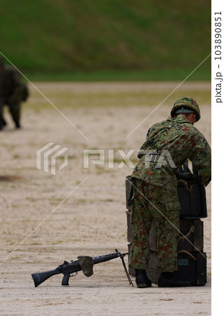 待ち構える自衛隊員 103890851