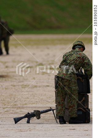 待ち構える自衛隊員 103890852