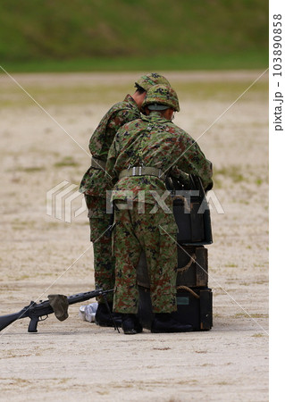 待ち構える自衛隊員 103890858