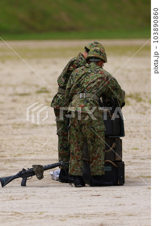 待ち構える自衛隊員 待ち構える自衛隊員 103890860