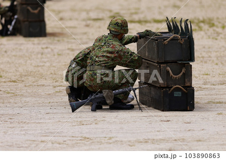 待ち構える自衛隊員 103890863
