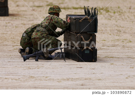 待ち構える自衛隊員 103890872