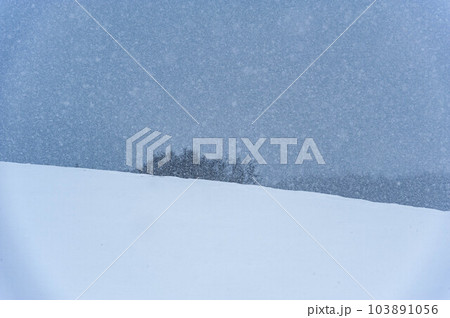 北海道の雪原広がる冬景色 北海道の雪原広がる冬景色 103891056
