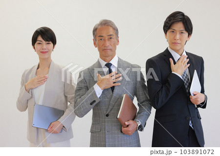 私達にお任せくださいのポーズの3人のビジネスパーソン_1 103891072