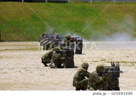 自衛隊の戦闘訓練 103891096