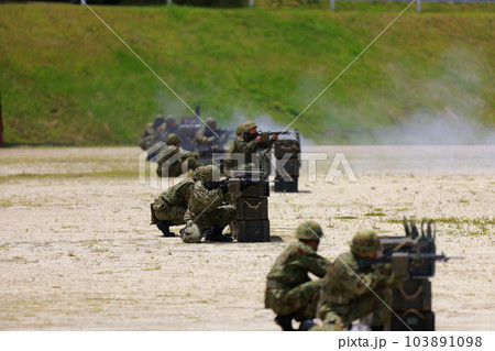 自衛隊の戦闘訓練 103891098