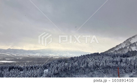 ニセコグランヒラフスキー場の雪山と暗い空 103891410