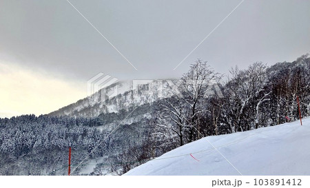 ニセコグランヒラフスキー場の雪山と暗い空 103891412