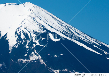 鳥の形状の残雪(農鳥)が現れた富士山 鳥の形状の残雪(農鳥)が現れた富士山 103891479