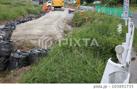 河川の護岸工事　大雨による被害を受けた道路沿いの洗掘防止工事 103891735