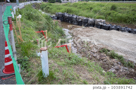 河川の護岸工事　大雨による被害を受けた道路沿いの洗掘防止工事 103891742