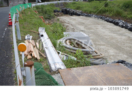 河川の護岸工事　大雨による被害を受けた道路沿いの洗掘防止工事 103891749