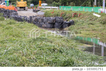 河川の護岸工事　大雨による被害を受けた道路沿いの洗掘防止工事 103891751