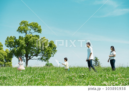 公園を散歩する家族 公園を散歩する家族 103891938