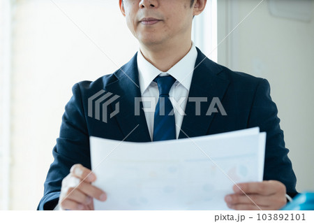 書類をチェックするビジネスマン 103892101
