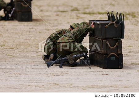 物陰に隠れる自衛隊 103892180