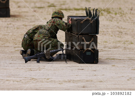 物陰に隠れる自衛隊 103892182