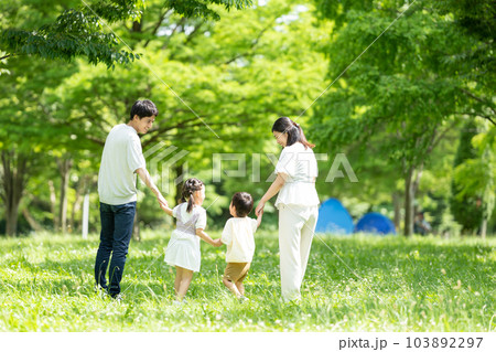 手をつないで歩く家族 手をつないで歩く家族 103892297