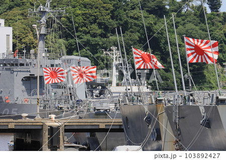 旭日旗を掲げて停泊する護衛艦　護衛艦隊　護衛艦隊基地　旭日旗 103892427
