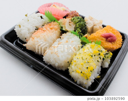 スーパーから購入したおにぎり弁当 スーパーから購入したおにぎり弁当 103892590