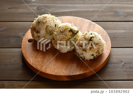 セロリの葉のおにぎり 103892902