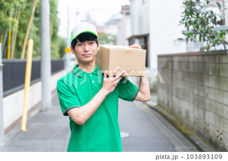 配送業の男性 配送業の男性 103893109