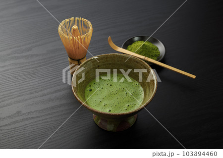 抹茶　木目背景イメージ 103894460