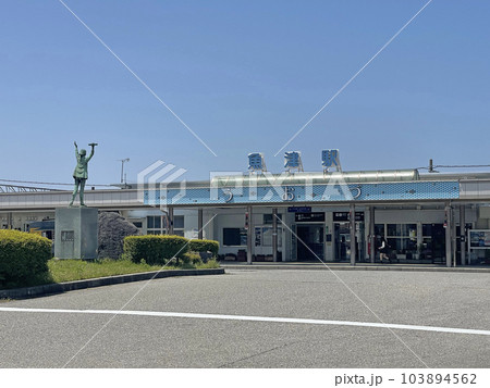 魚津駅　愛の風とやま鉄道　富山県魚津市釈迦堂 103894562
