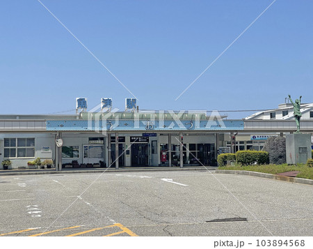 魚津駅　愛の風とやま鉄道　富山県魚津市釈迦堂 103894568