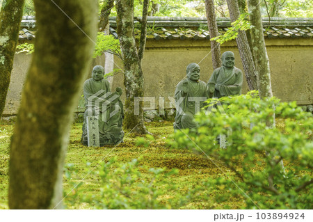 京都嵐山・宝厳院 獅子吼の庭 土塀の前に並ぶ羅漢像 京都嵐山・宝厳院 獅子吼の庭 土塀の前に並ぶ羅漢像 103894924