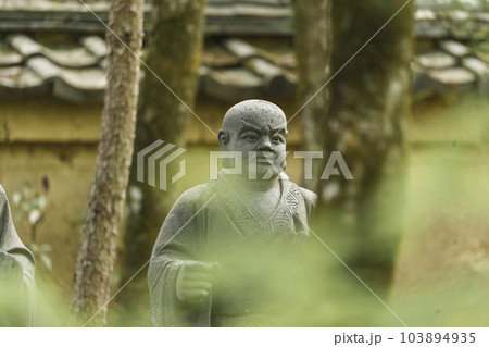 京都嵐山・宝厳院 獅子吼の庭 土塀の前に並ぶ羅漢像 京都嵐山・宝厳院 獅子吼の庭 土塀の前に並ぶ羅漢像 103894935
