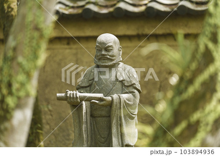 京都嵐山・宝厳院 獅子吼の庭 土塀の前に並ぶ羅漢像 京都嵐山・宝厳院 獅子吼の庭 土塀の前に並ぶ羅漢像 103894936