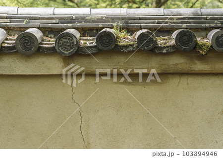 京都嵐山・宝厳院 獅子吼の庭 瓦土塀 京都嵐山・宝厳院 獅子吼の庭 瓦土塀 103894946