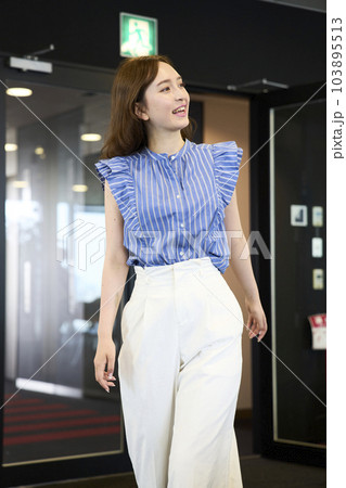 オフィスに出社するオシャレな女性 103895513