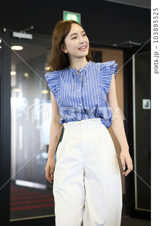 オフィスに出社するオシャレな女性 103895525