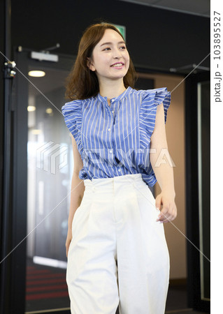 オフィスに出社するオシャレな女性 103895527