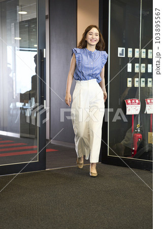 オフィスに出社するオシャレな女性 103895567