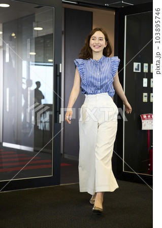 オフィスに出社するオシャレな女性 103895746