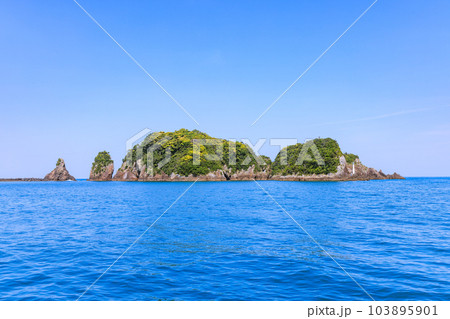 紀の松島遊覧船めぐり船上から　和歌山県那智勝浦町 103895901