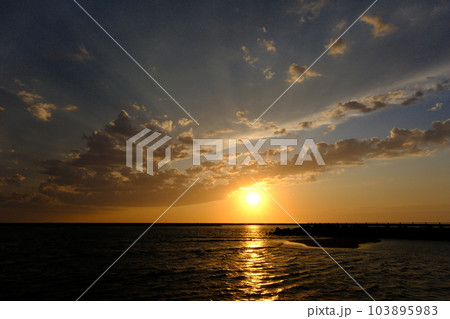 日本海に沈む夕日 柏崎中央海水浴場 日本海に沈む夕日 柏崎中央海水浴場 103895983