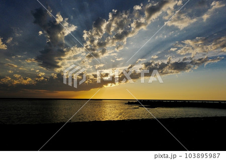 日本海に沈む夕日　柏崎中央海水浴場 103895987