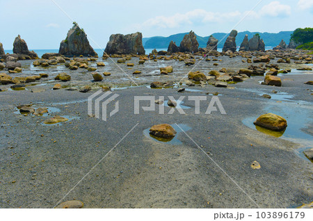 珍しい奇岩の風景 橋杭岩 (はしぐいいわ) 珍しい奇岩の風景 橋杭岩 (はしぐいいわ) 103896179