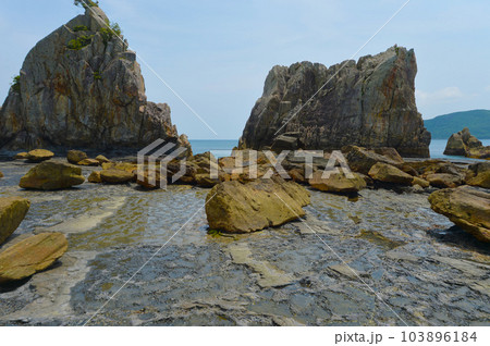 珍しい奇岩の風景　橋杭岩 （はしぐいいわ） 103896184