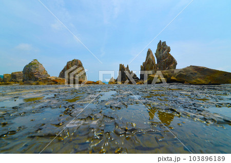 珍しい奇岩の風景 橋杭岩 (はしぐいいわ) 珍しい奇岩の風景 橋杭岩 (はしぐいいわ) 103896189